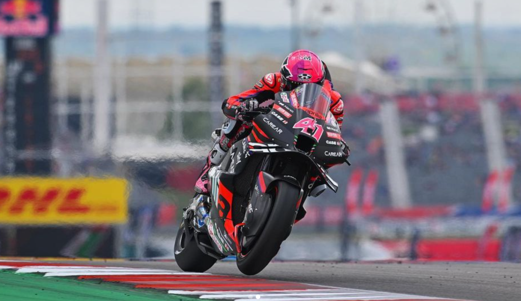 Aleix can be seen on the black Aprilia, with red highlights. His leathers have a black body and red shoulders, and Aleix often wears a pink helmet