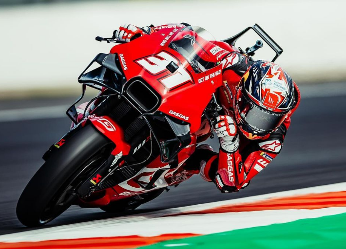 Pedro Acosta riding a red GasGas branded motorbike, with the number 31 on the front